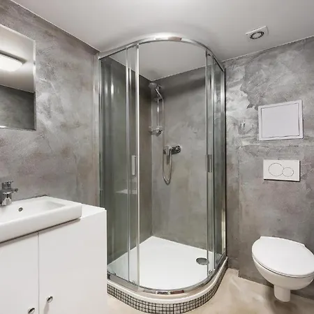 Spacious Centrally Located In 1 아파트 *